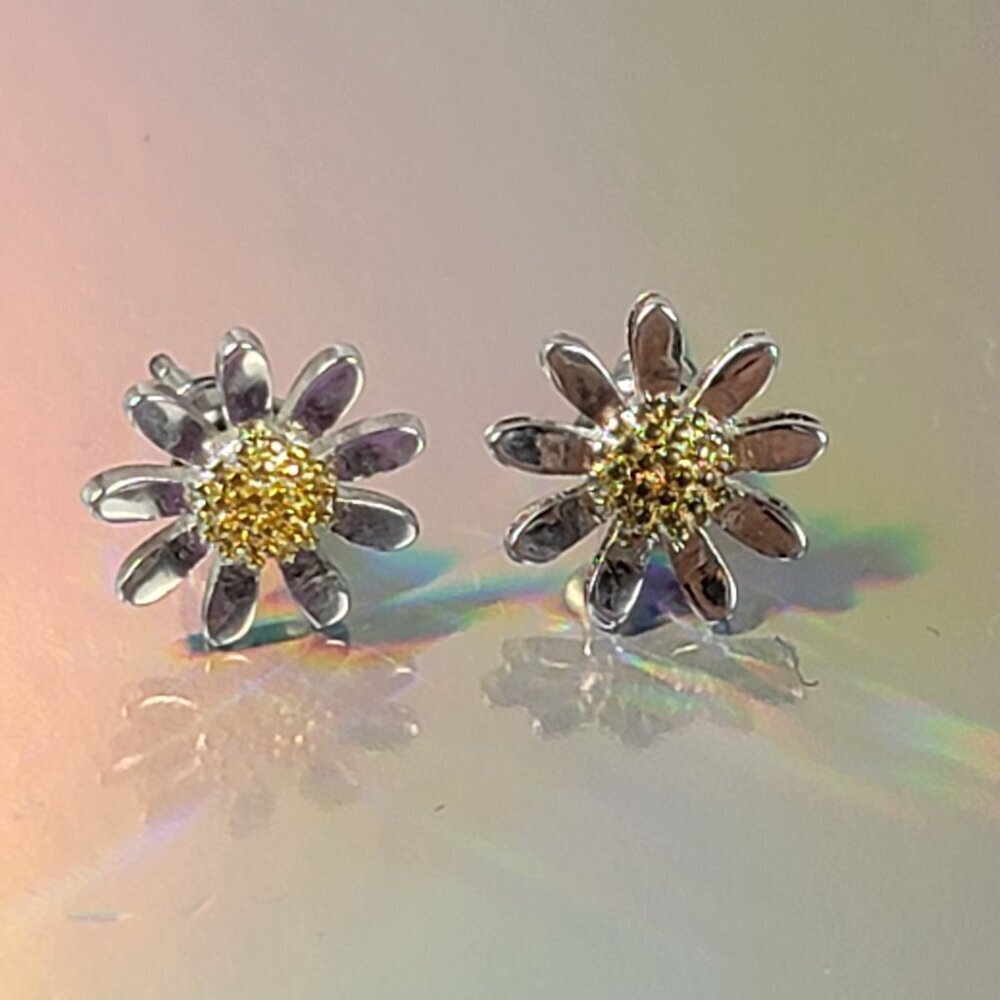 Sterling Silver Daisy Flower Stud Earrings 7.6 mm Pierced Post Dainty